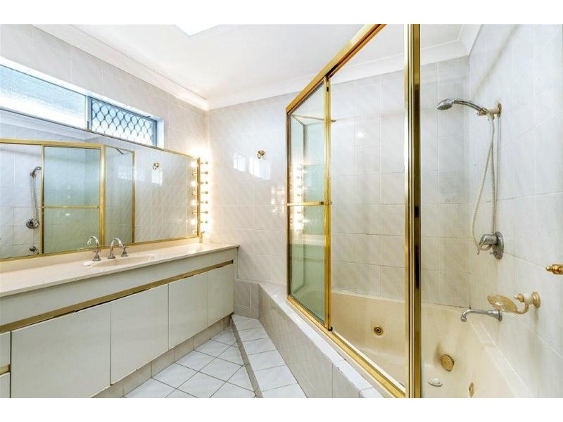 5 St Andrews Avenue, Isle Of Capri QLD 4217