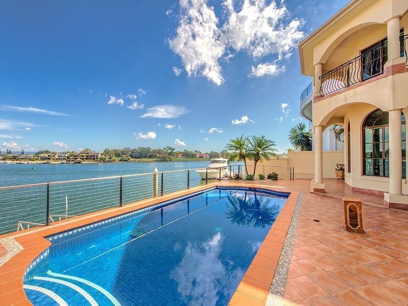 102 Admiralty Drive, Paradise Waters QLD 4217