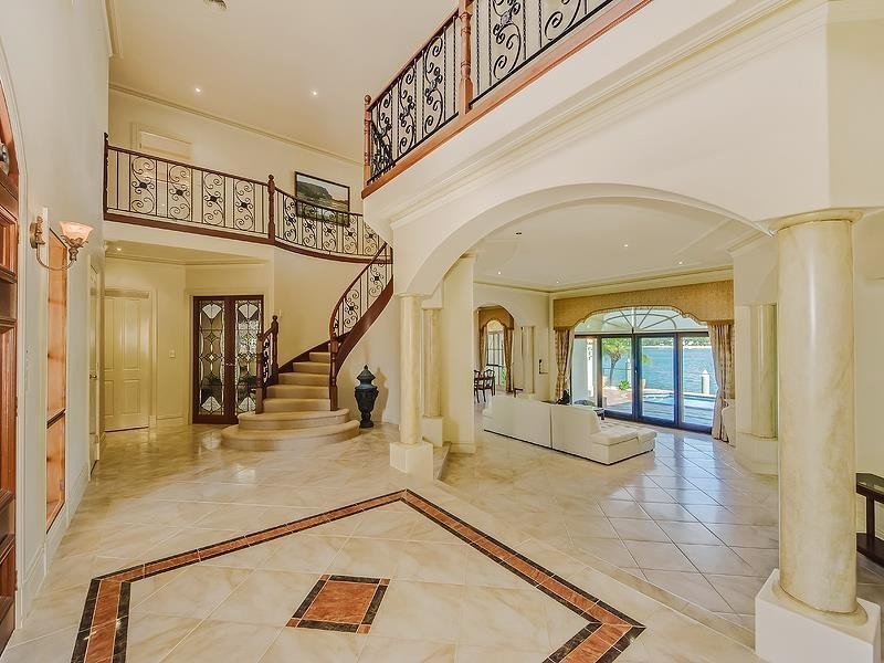 102 Admiralty Drive, Paradise Waters QLD 4217