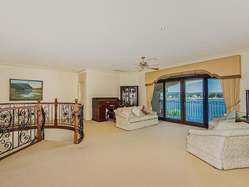 102 Admiralty Drive, Paradise Waters QLD 4217