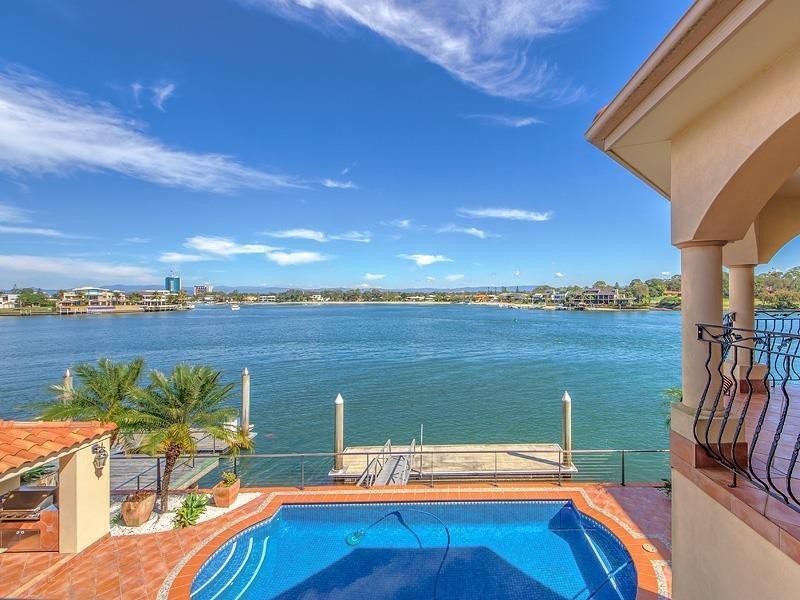 102 Admiralty Drive, Paradise Waters QLD 4217