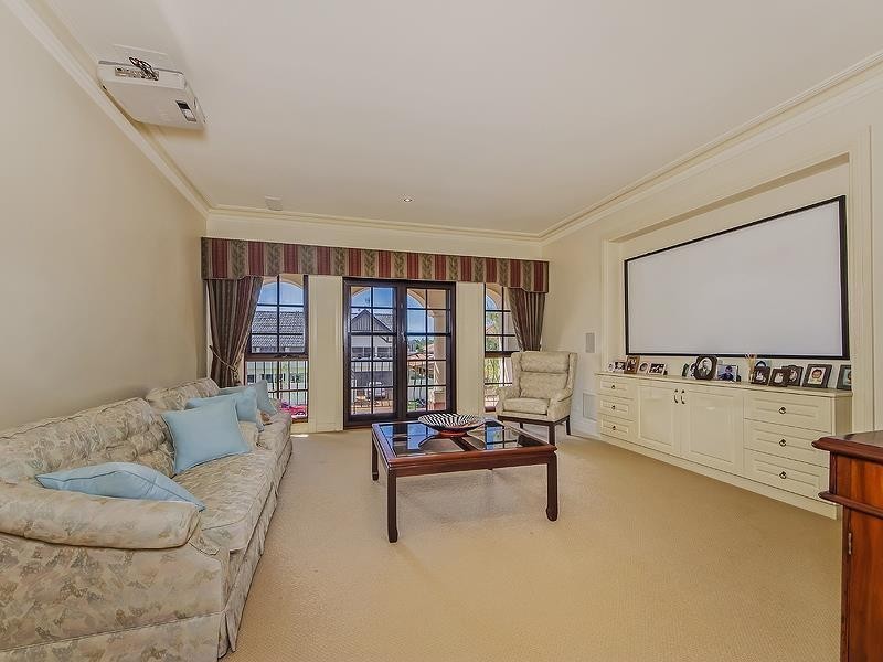 102 Admiralty Drive, Paradise Waters QLD 4217