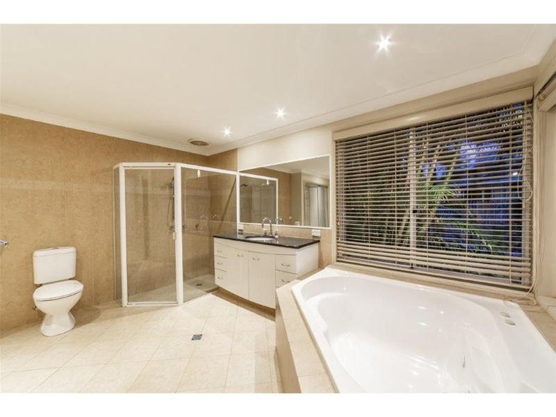 2 Caithness Court, Sorrento QLD 4217