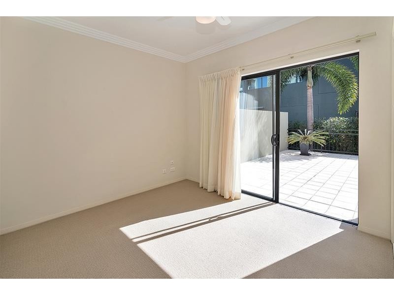 8 Parnoo Street “Chevron Mansions”, Chevron Island QLD 4217