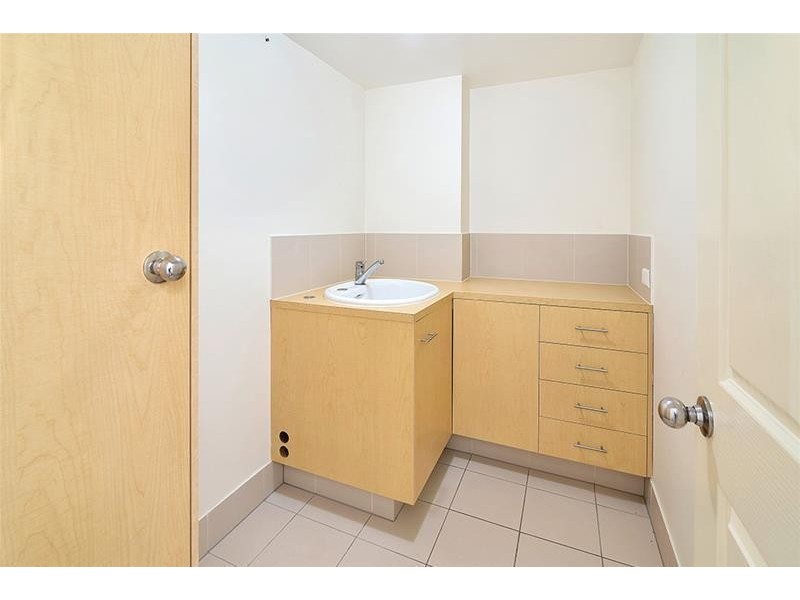 8 Parnoo Street “Chevron Mansions”, Chevron Island QLD 4217