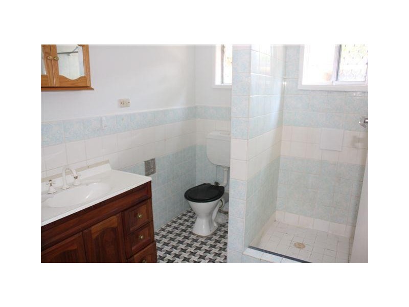 6 Weemala Street, Chevron Island QLD 4217