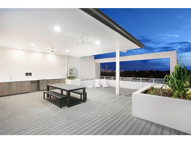 8 Waverley Street, Southport QLD 4215