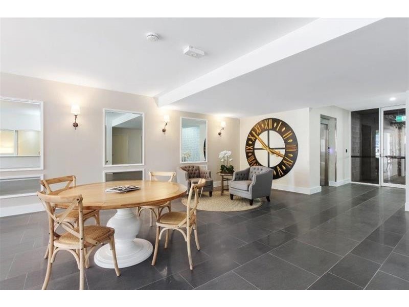 8 Waverley Street, Southport QLD 4215