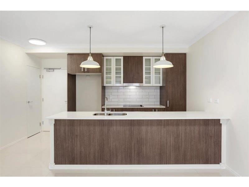 8 Waverley Street, Southport QLD 4215