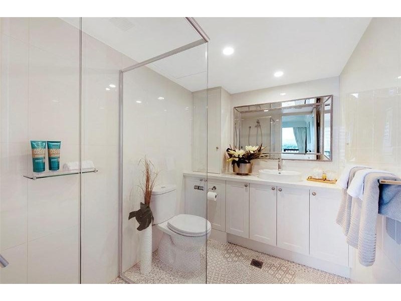 ‘Longbeach’ 28 Northcliffe Terrace, Surfers Paradise QLD 4217