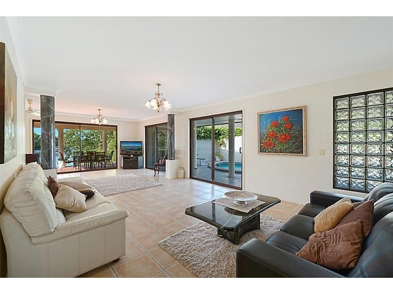 1 Lothian Avenue, Sorrento QLD 4217