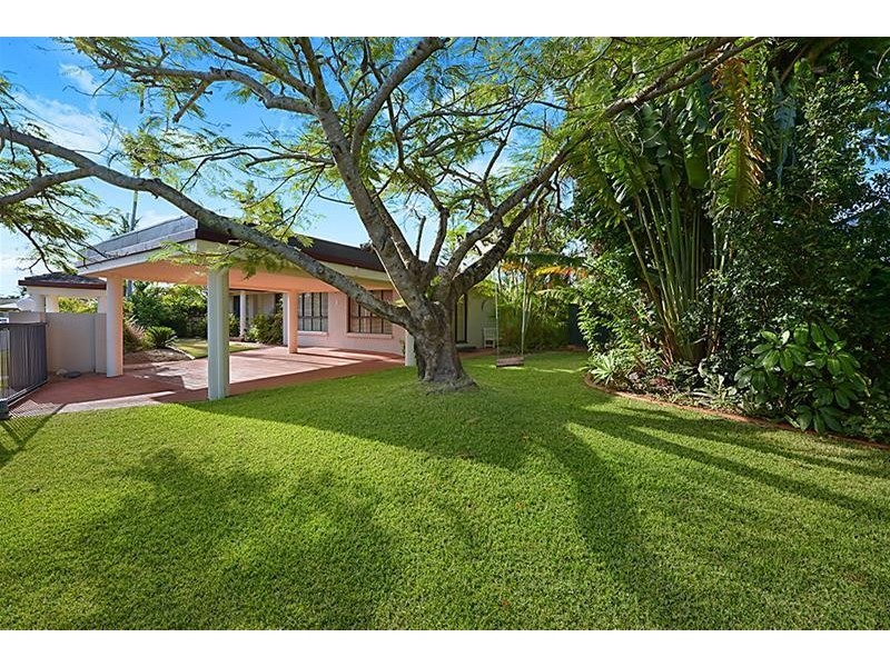 1 Lothian Avenue, Sorrento QLD 4217