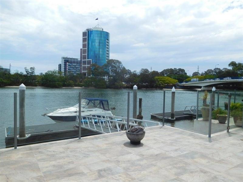 2/191 Stanhill Drive, Chevron Island QLD 4217