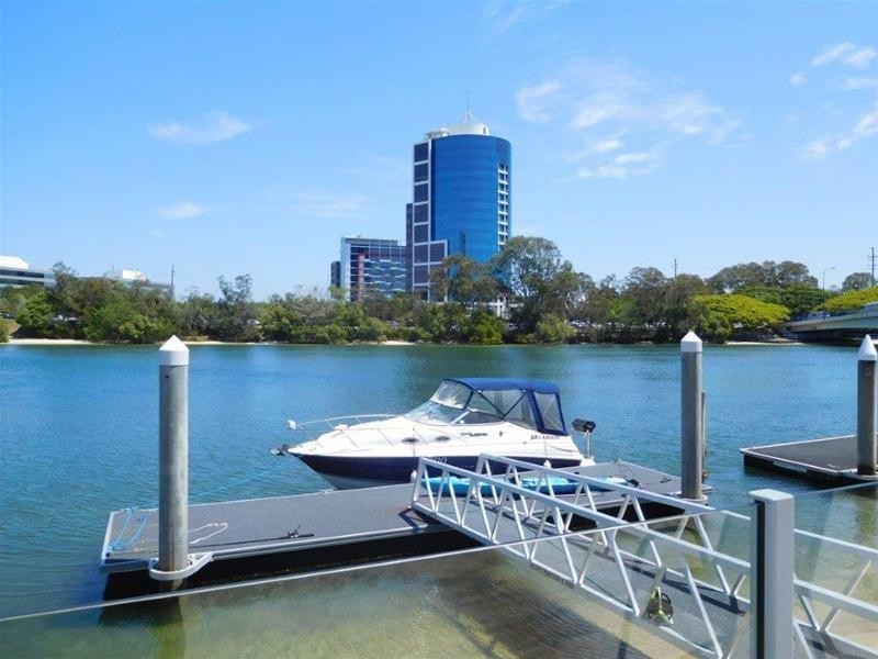 2/191 Stanhill Drive, Chevron Island QLD 4217