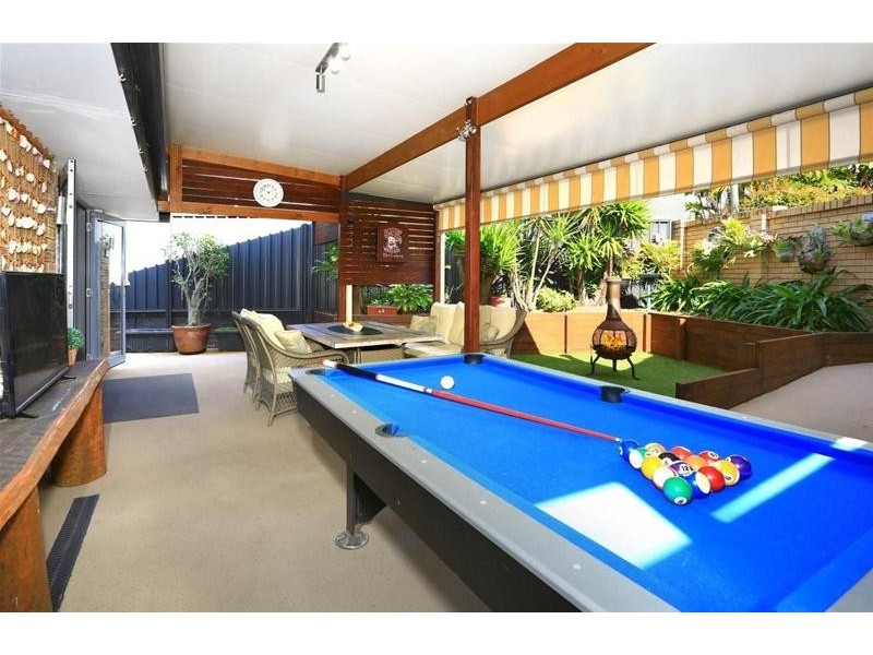 2/11 Esther Place, Surfers Paradise QLD 4217