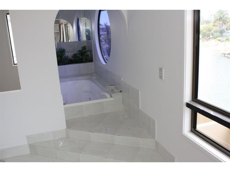 92 Commodore Drive, Paradise Waters QLD 4217