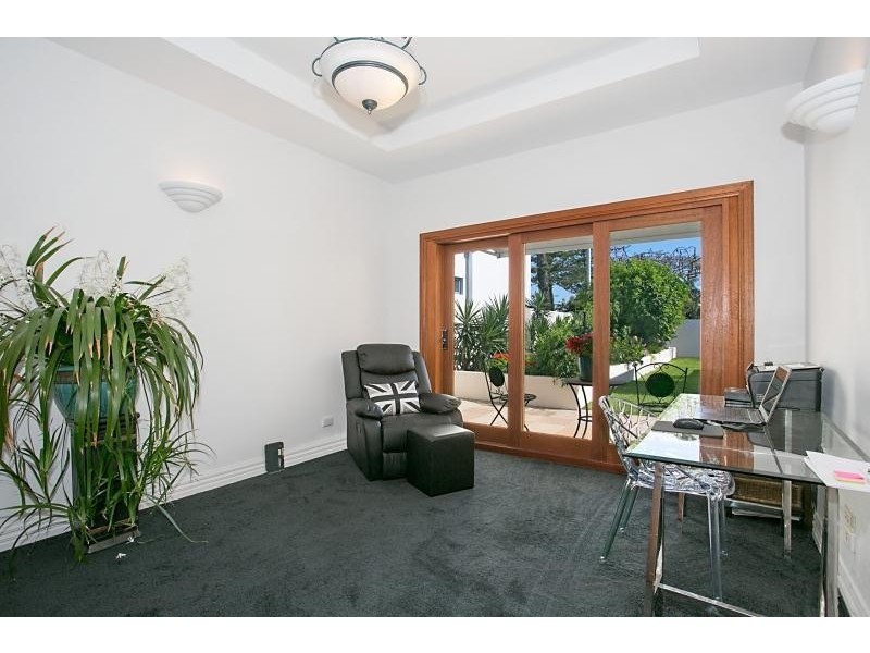 124 Amalfi Drive, Isle Of Capri QLD 4217