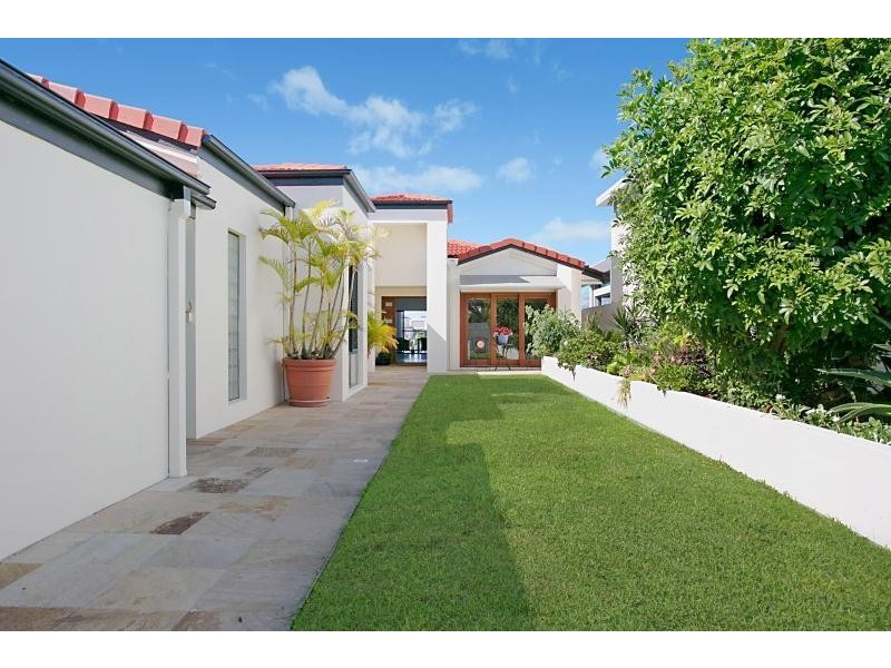 124 Amalfi Drive, Isle Of Capri QLD 4217