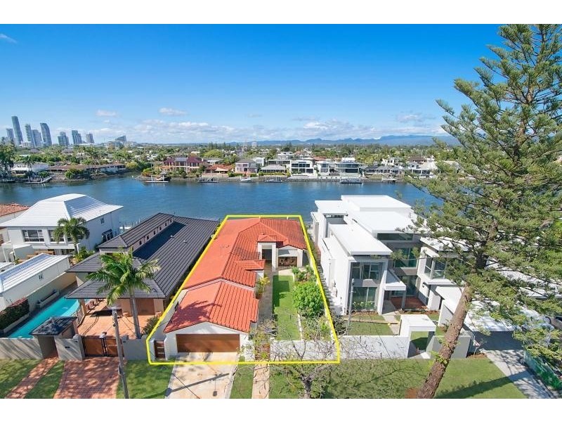 124 Amalfi Drive, Isle Of Capri QLD 4217