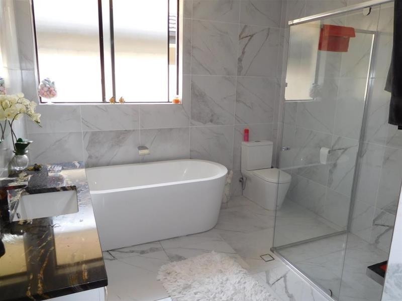 124 Amalfi Drive, Isle Of Capri QLD 4217