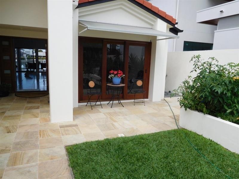 124 Amalfi Drive, Isle Of Capri QLD 4217