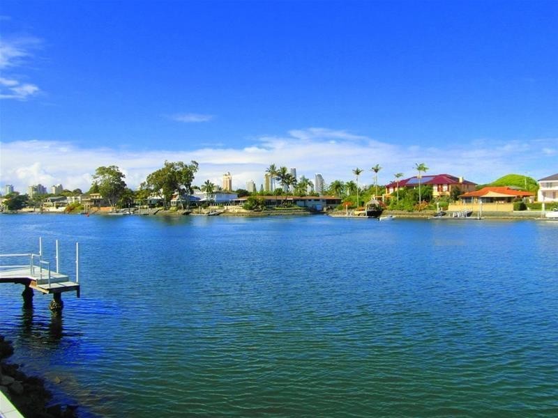 124 Amalfi Drive, Isle Of Capri QLD 4217