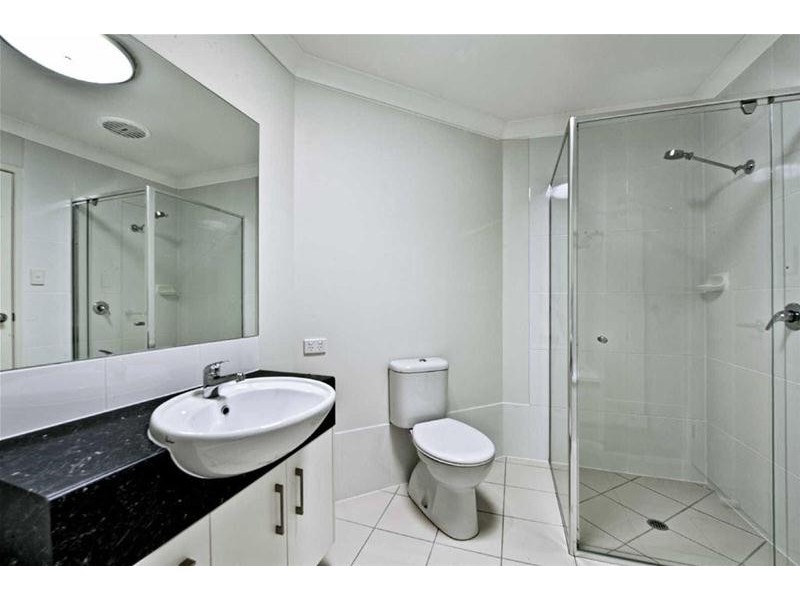 4/119 Eugaree Street, Southport QLD 4215