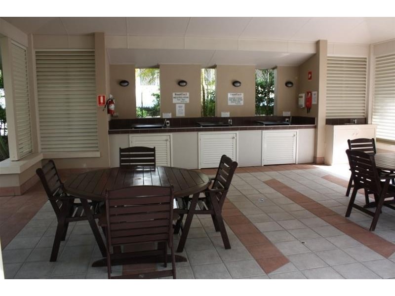 28 Northcliffe Terrace (Longbeach), Surfers Paradise QLD 4217