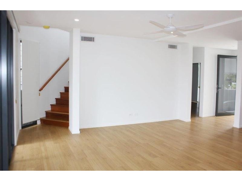 2/130 Rio Vista Boulevard, Broadbeach Waters QLD 4218