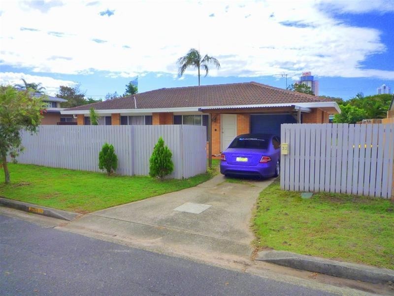 32 Boongala Road, Broadbeach Waters QLD 4218