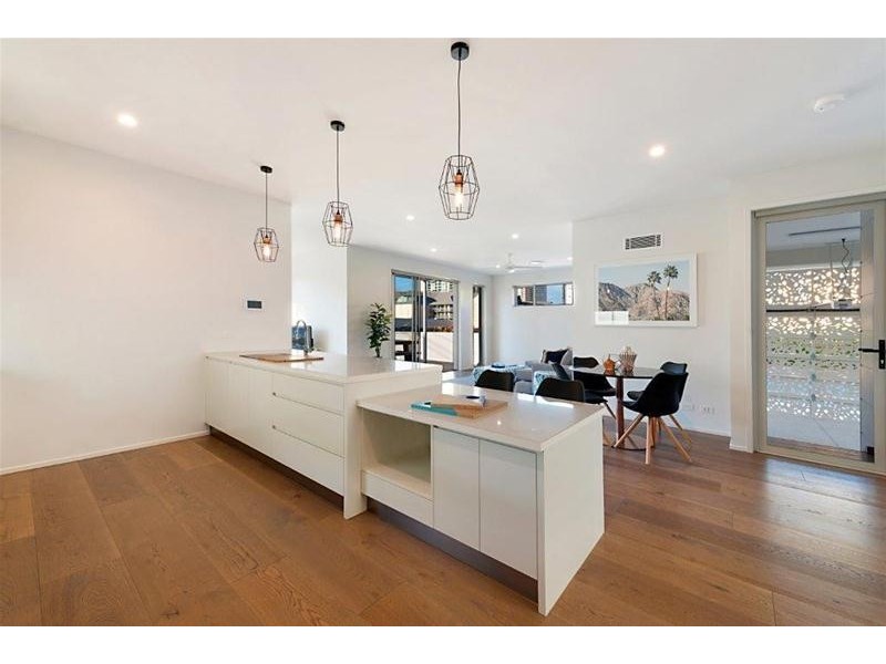 12A Oak Avenue, Surfers Paradise QLD 4217