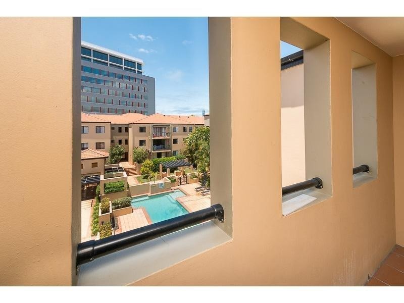 55/24 Slatyer Avenue “Bella Vista on the Water”, Bundall QLD 4217