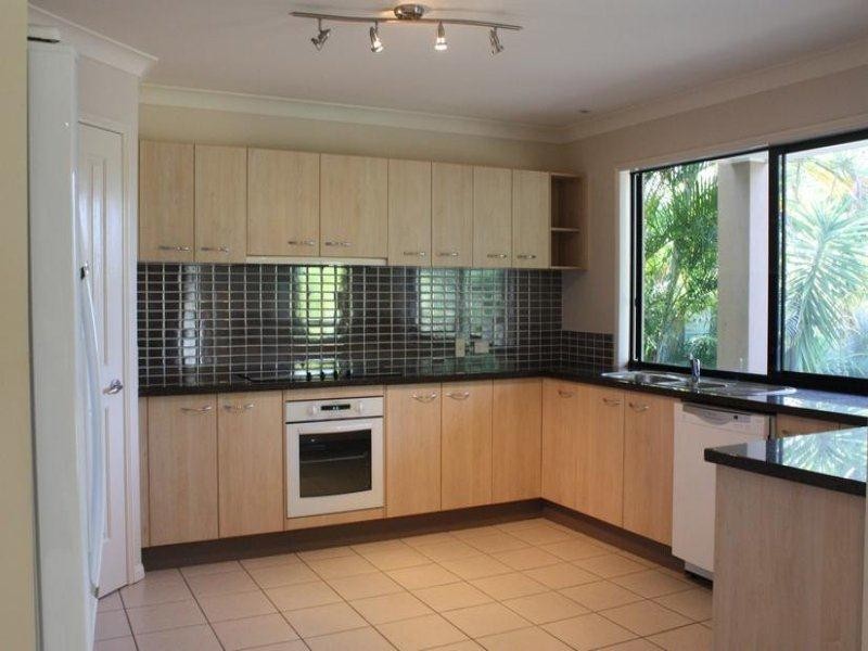 28 Gretel Drive, Mermaid Waters QLD 4218