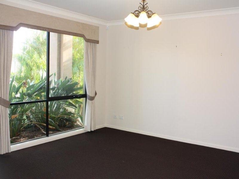 28 Gretel Drive, Mermaid Waters QLD 4218