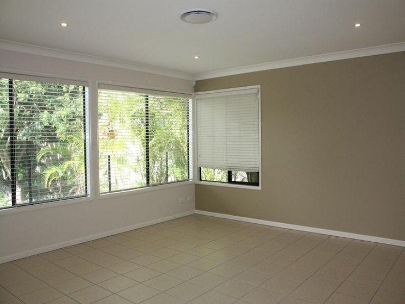 28 Gretel Drive, Mermaid Waters QLD 4218