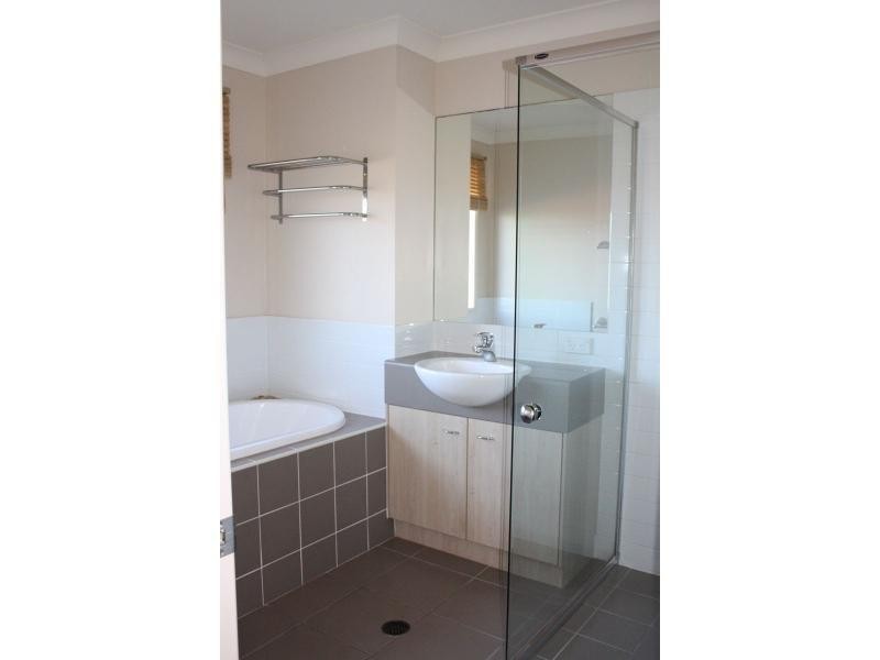 28 Gretel Drive, Mermaid Waters QLD 4218