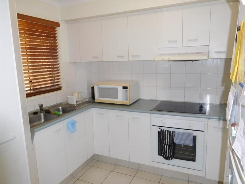 90 Pohlman Street, Southport QLD 4215