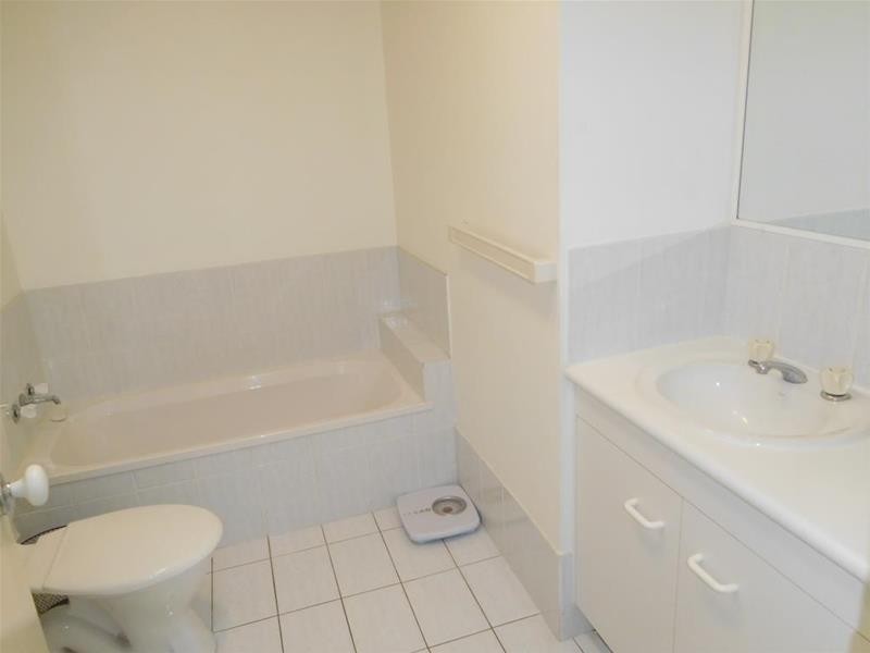 90 Pohlman Street, Southport QLD 4215