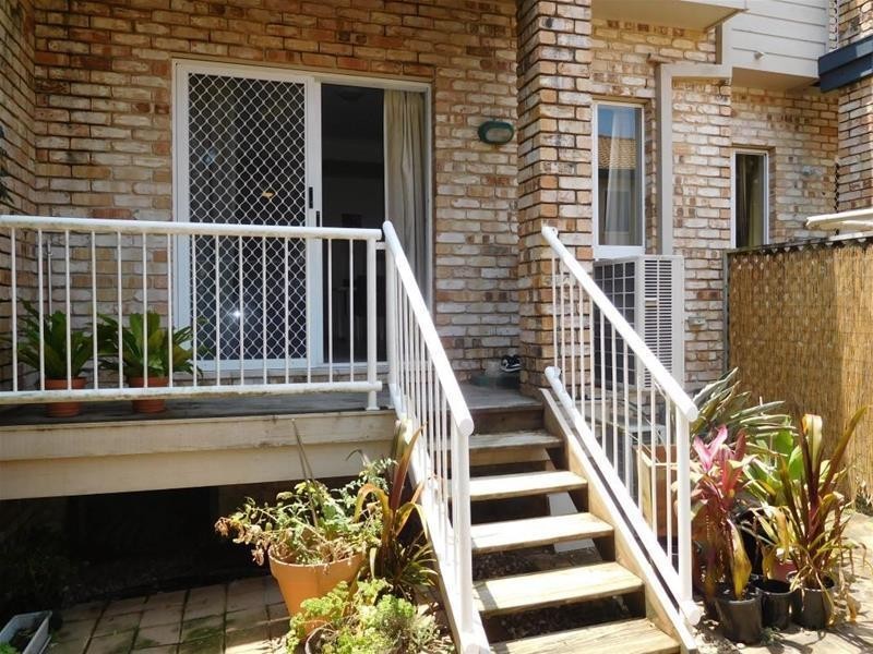 90 Pohlman Street, Southport QLD 4215