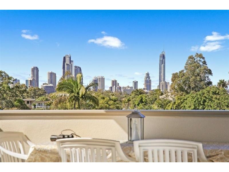 6a Carcoola Street, Benowa QLD 4217