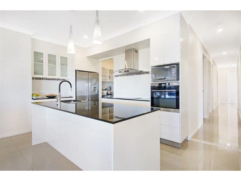 6a Carcoola Street, Benowa QLD 4217