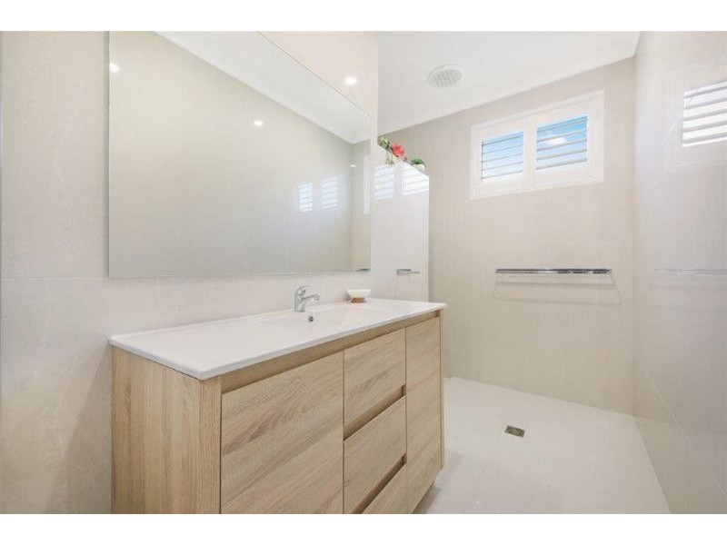 6a Carcoola Street, Benowa QLD 4217