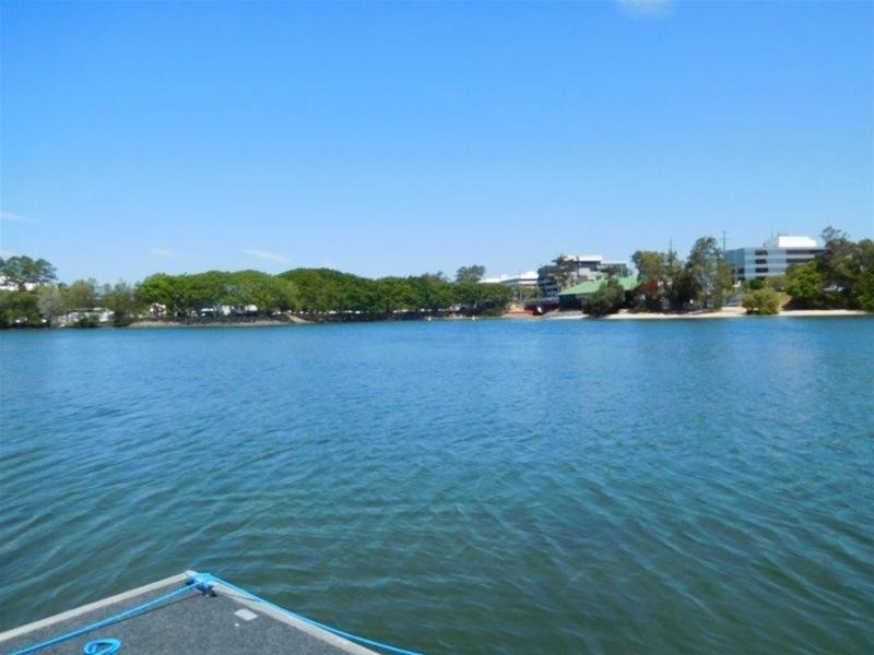 2/191 Stanhill Drive, Chevron Island QLD 4217