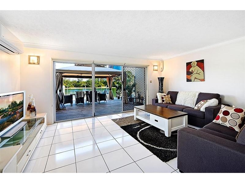 2/191 Stanhill Drive, Chevron Island QLD 4217