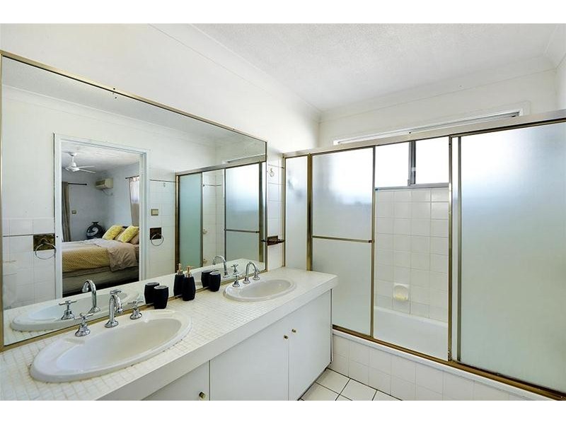 2/191 Stanhill Drive, Chevron Island QLD 4217