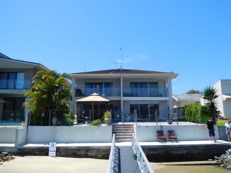 2/191 Stanhill Drive, Chevron Island QLD 4217