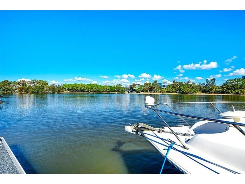 2/191 Stanhill Drive, Chevron Island QLD 4217