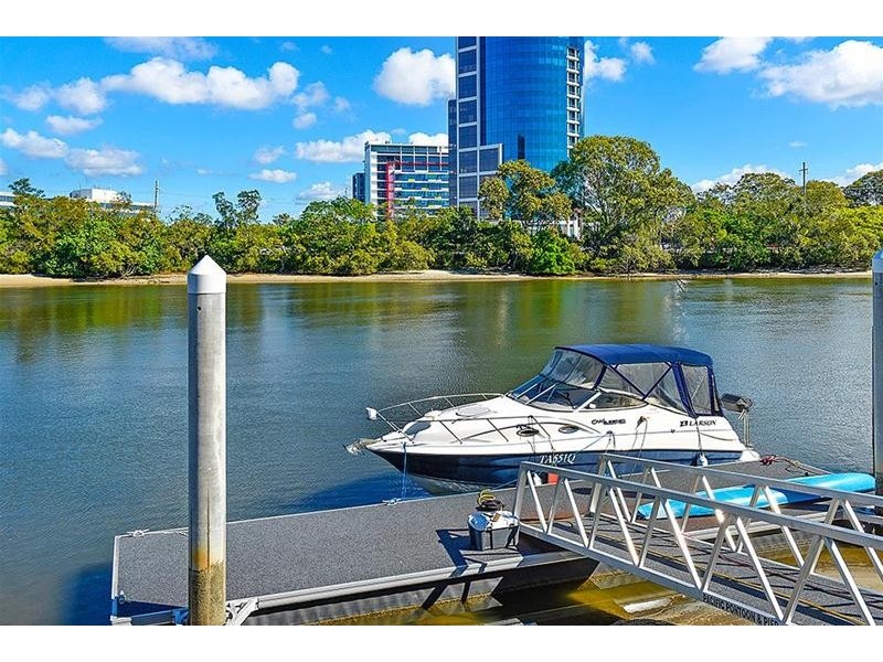 2/191 Stanhill Drive, Chevron Island QLD 4217