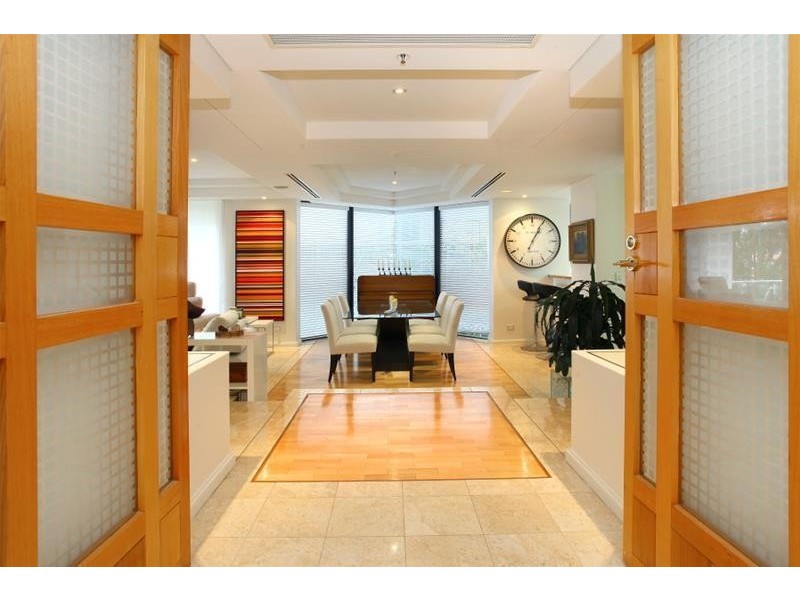 20 Riverview Parade ‘Solitaire Riverside’ Budds Beach, Surfers Paradise QLD 4217