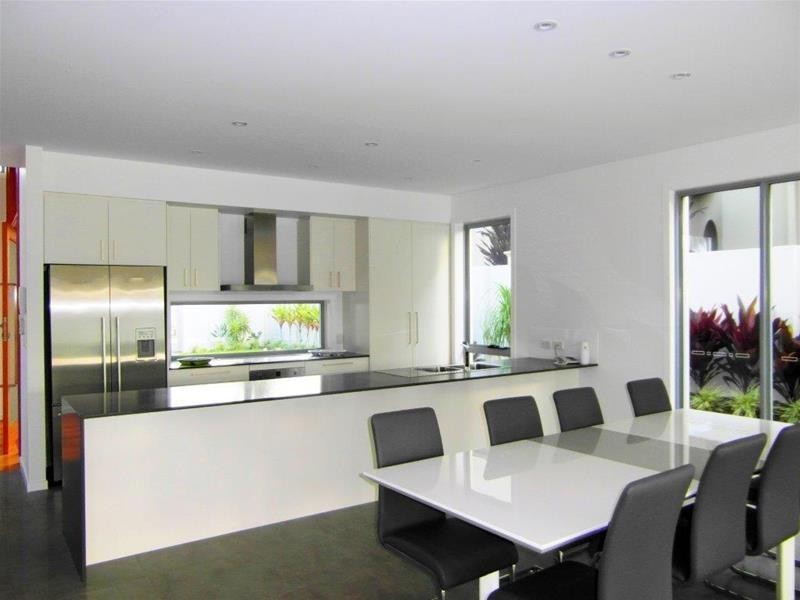 16 Admiralty Drive, Paradise Waters QLD 4217